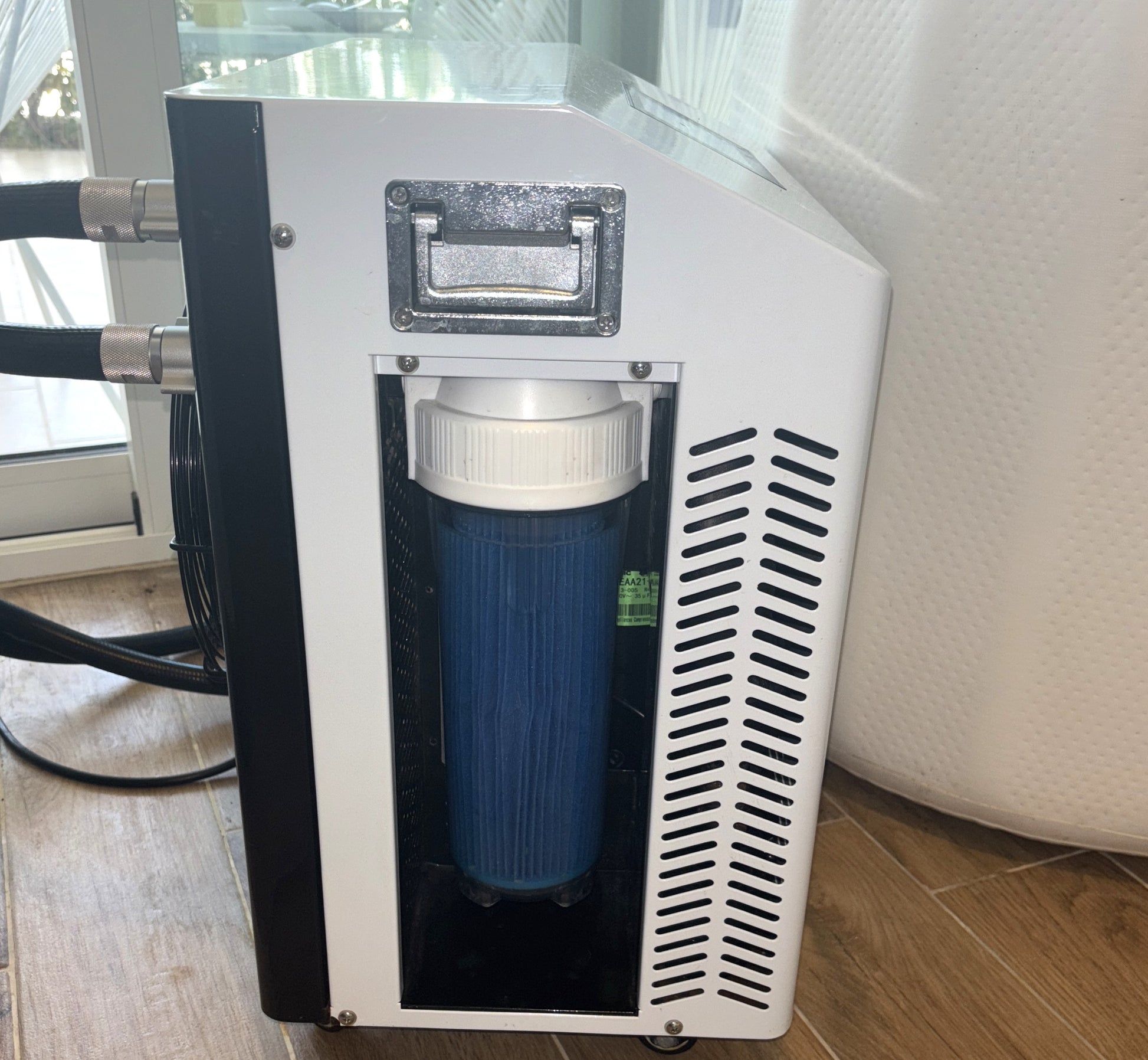 Pack of 6 anti-bacterial filter elements for chiller/heater, featuring ice bath filter in use.