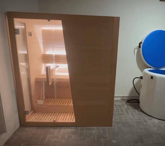 TECKWAVE UrbanRetreat Traditional Sauna in Dubai next to a white ice bath